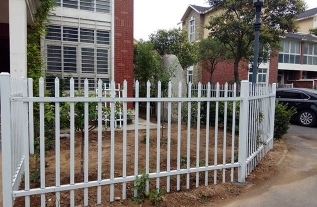 新乡市护栏厂家分享：锌钢护栏和铝材护栏相比，哪个更适合家庭使用？